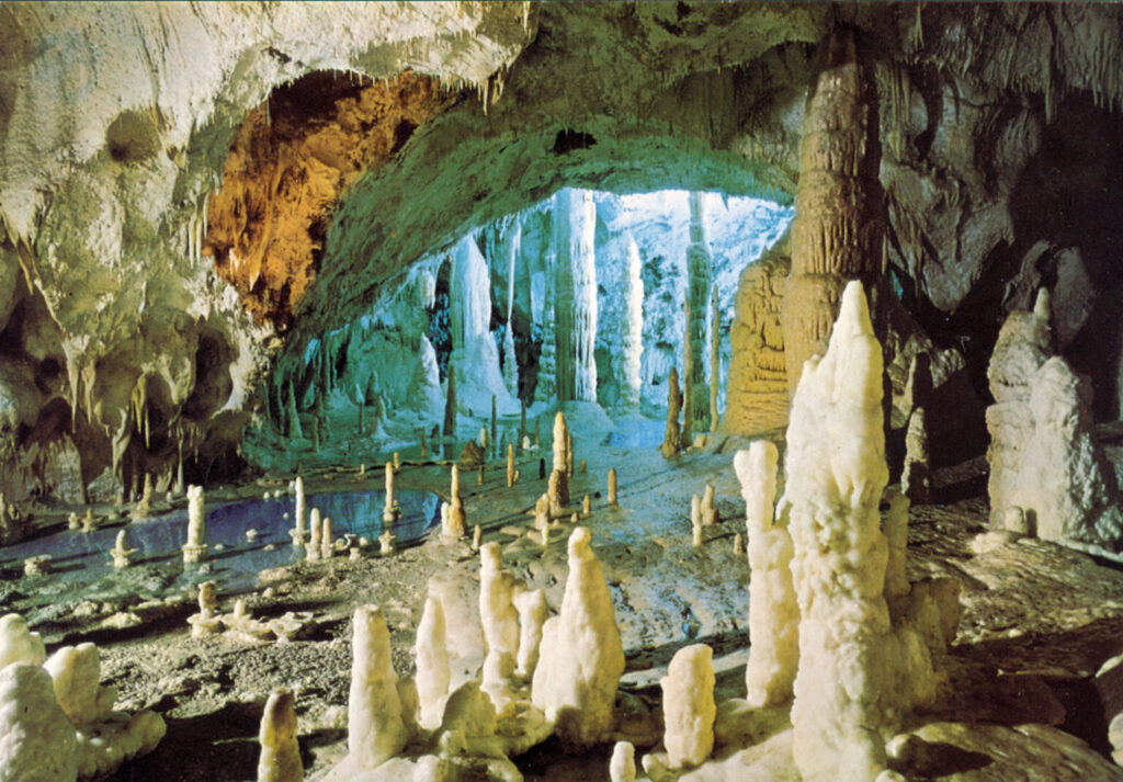 Sala delle candeline alla Grotta di Frasassi 1 1536x1070 1